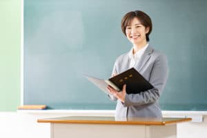 教壇に立つ女性教師